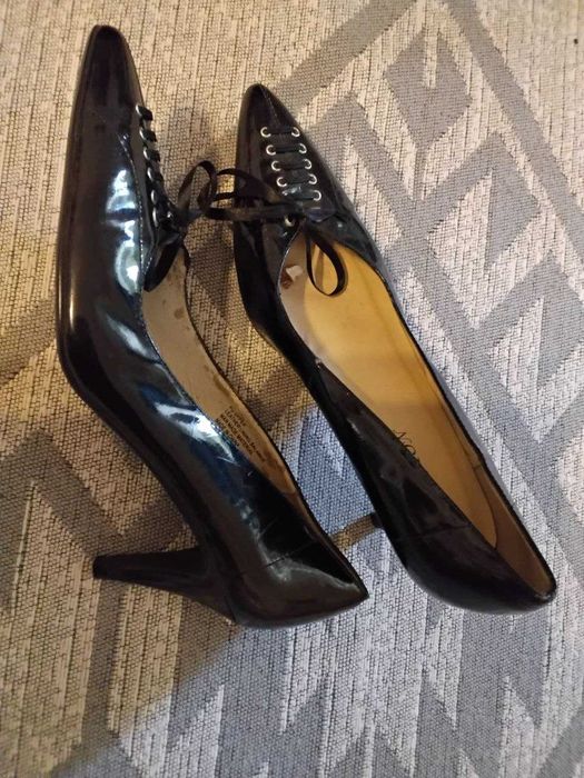 Туфли женские на каблуке  - черные  лаковые и бежевые .  Размер 43-44