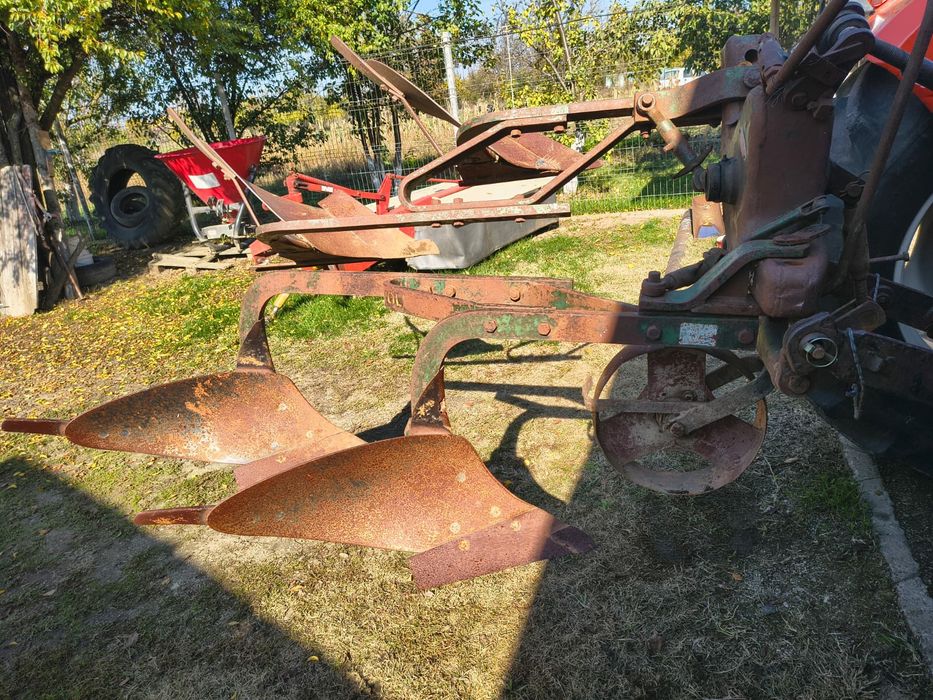 Plug reversibil cu două brazde