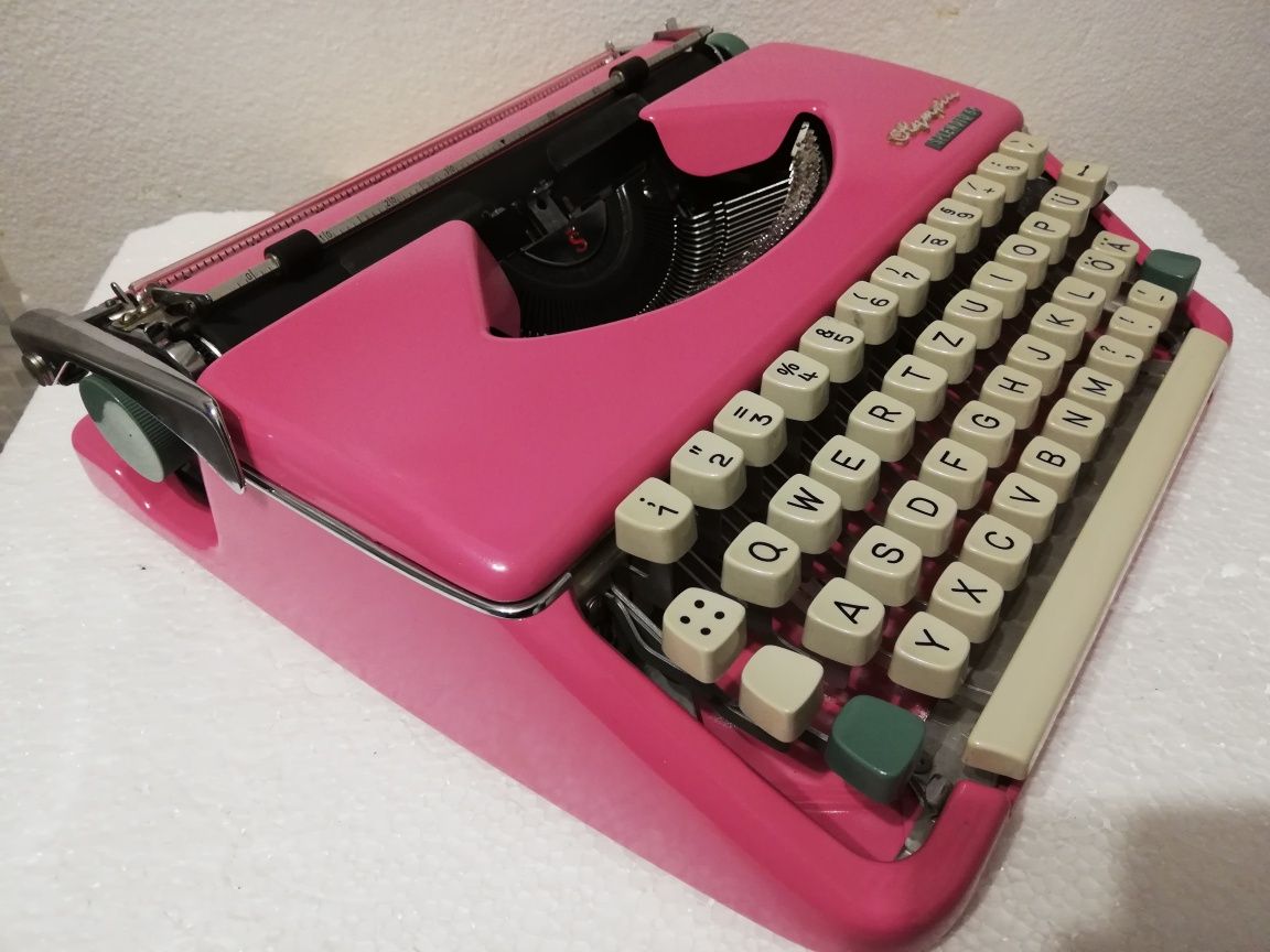 Mașina de scris Olympia 66 roz