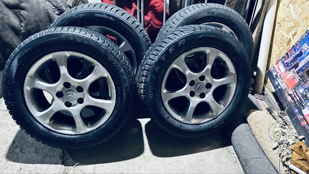 Продам комплект зимних шипов.резин с титанкой на R17/225/60