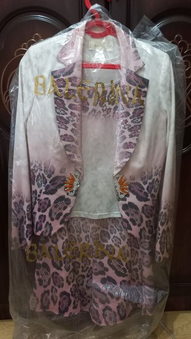 Продам женские костюмы