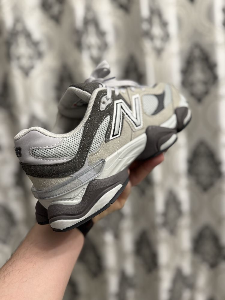 Adidasi Unisex New Balance 9060 Gri!