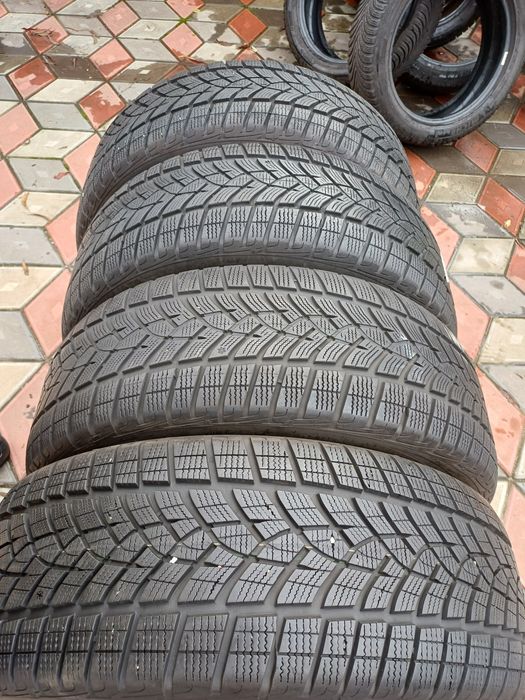 Vând 4 anvelope de iarna 235 55 r19 GOODYEAR foarte bune