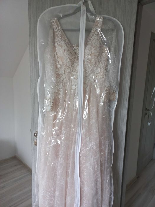 Rochie mireasa cu coronita si voal