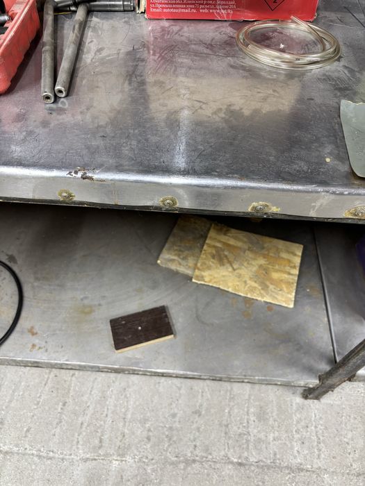 Продам стол железный удобный