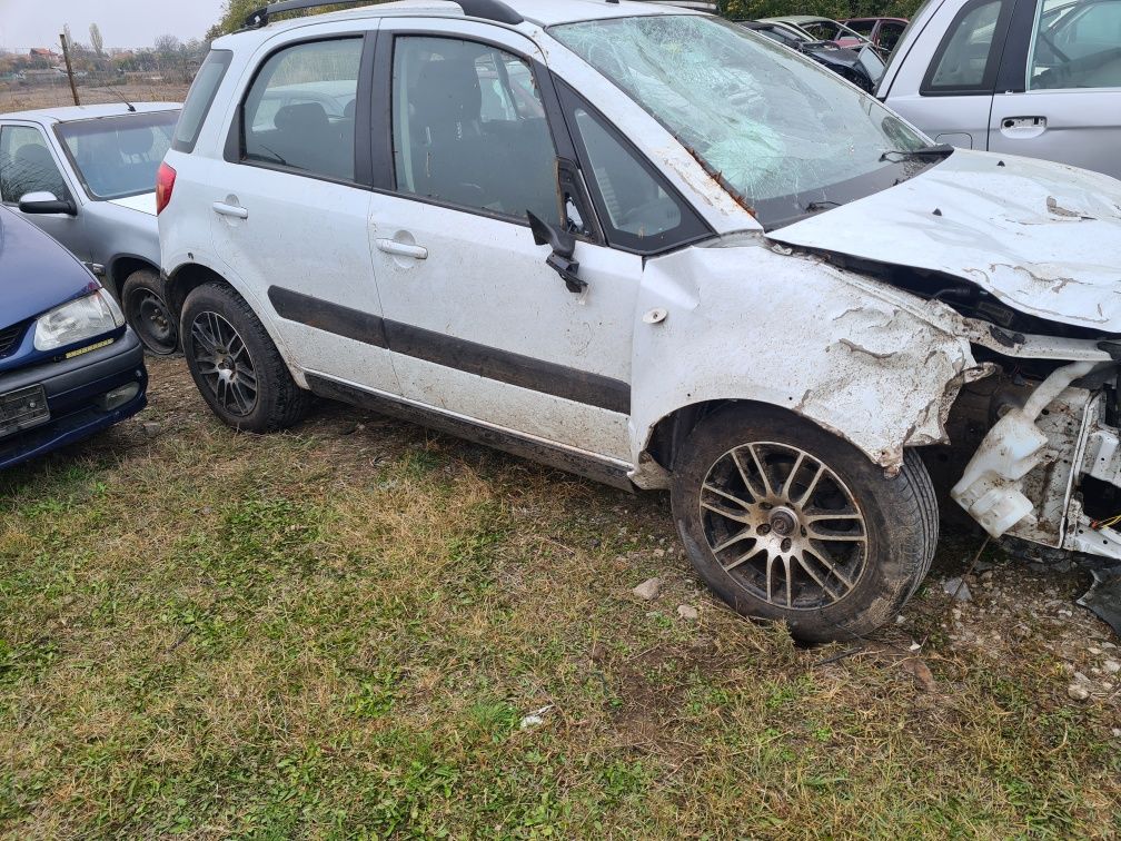 Сузуки SX4, 1.6,120к.с,бензин 4х4 на части. Автомобила е на 89000км.