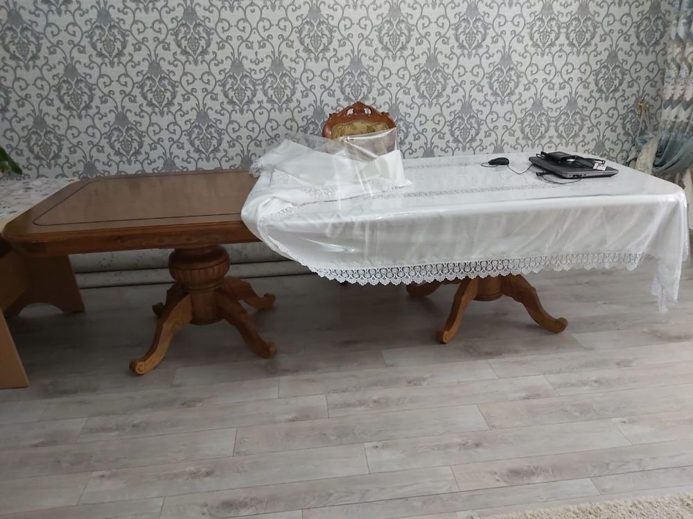 Стол и стулья