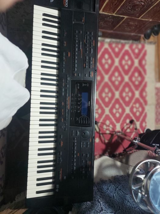 Vând roland g800