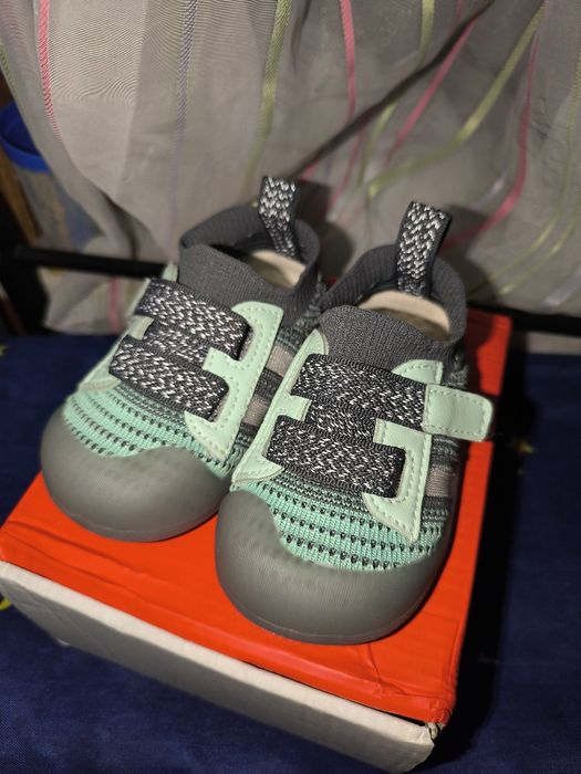 Продам новые кроссовки лёгкие летние