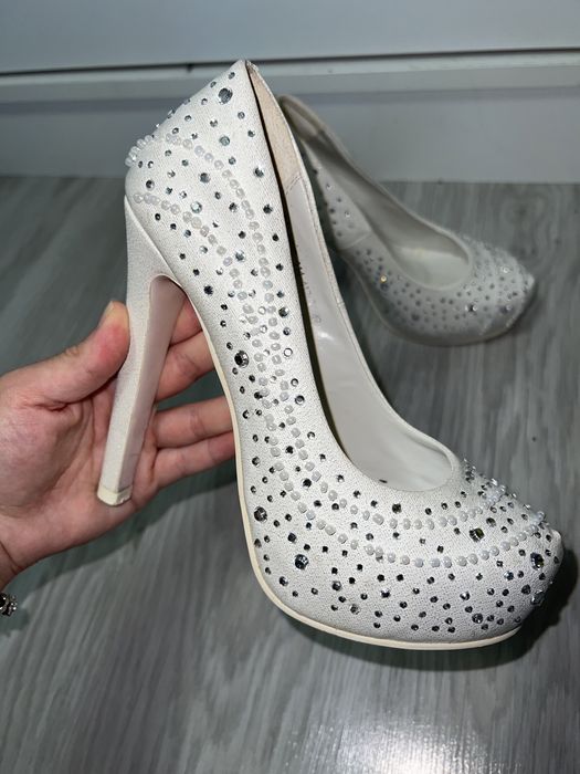 Бели обувки на висок ток с кристали и перли