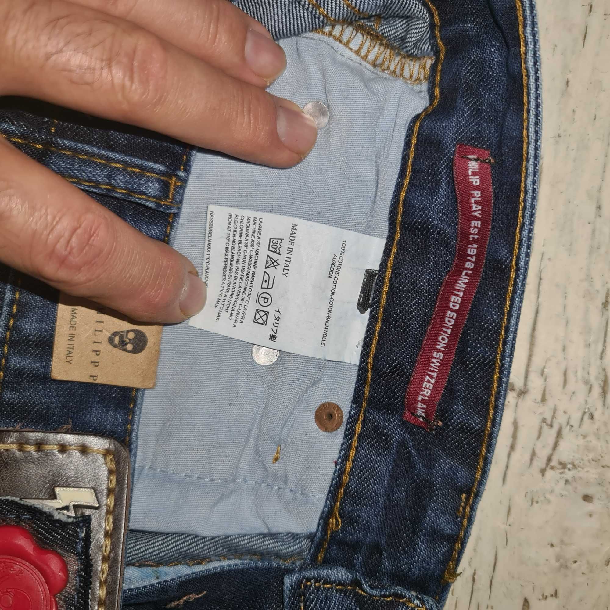 Нови дълги дънки-PHILIPP PLEIN-Made in Italy,разме№31.Цвят-тъмно-сини.