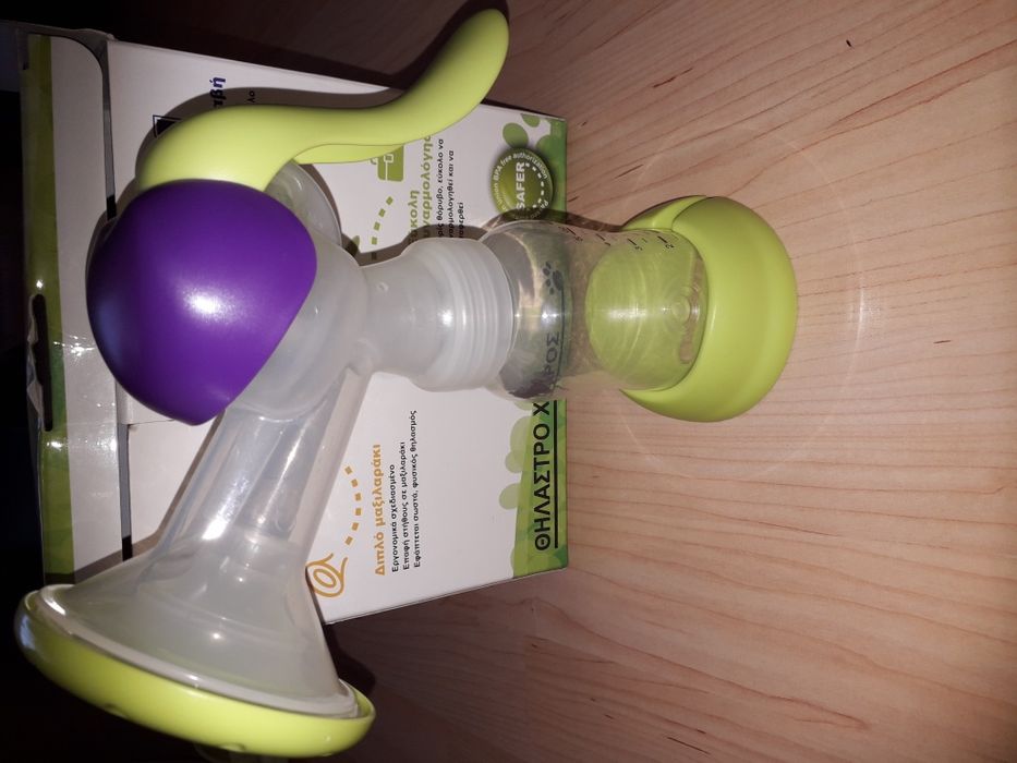 Pompă sân manuală SnowBear cu biberon și capac pentru ținut la frigide