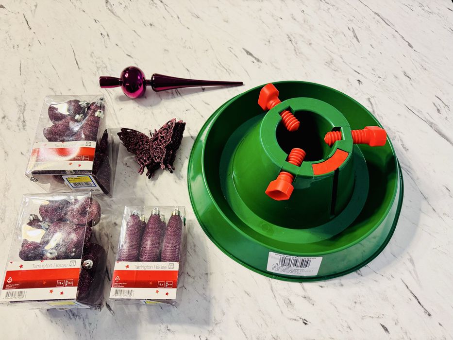 Suport de brad plus globuri