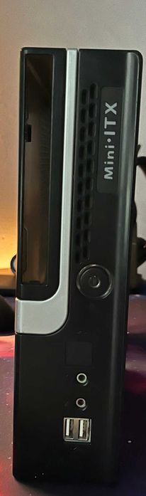 Carcasă Mini-ITX compactă