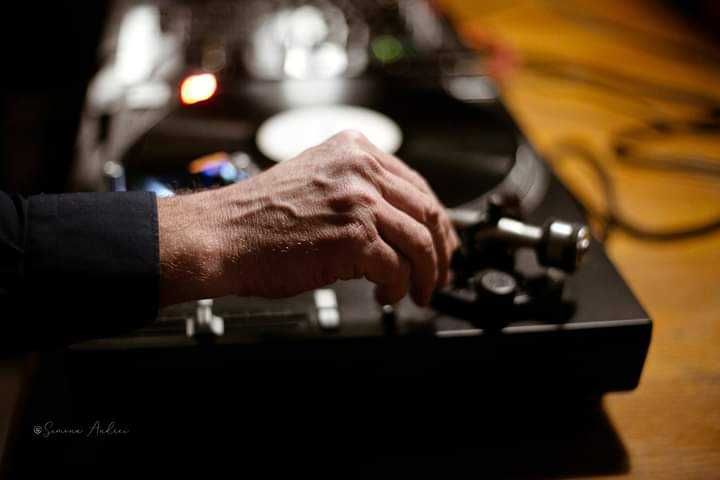 DJ , ambiental ,electronic și experimental music