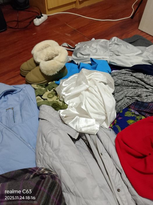 Срочно отдам даром вещи женские