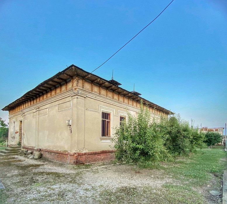 Conac boieresc cu teren de 2300mp  - situat în satul Merii-zona Găești