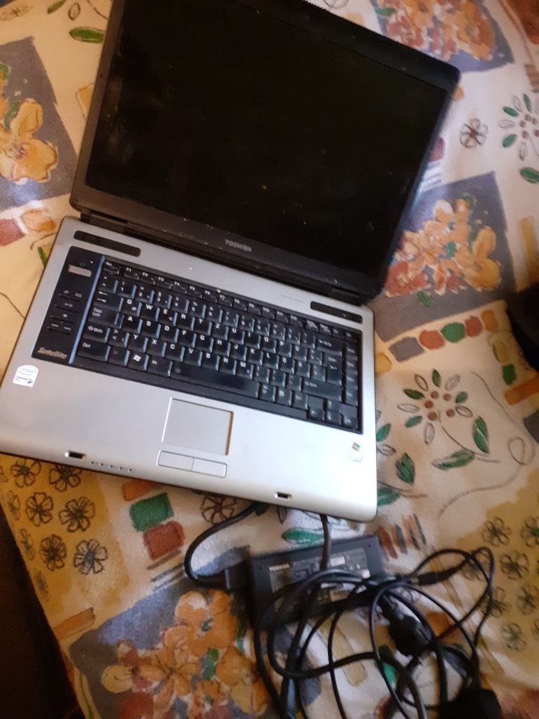 Laptop Toshiba cu încărcător în stare de funcționare