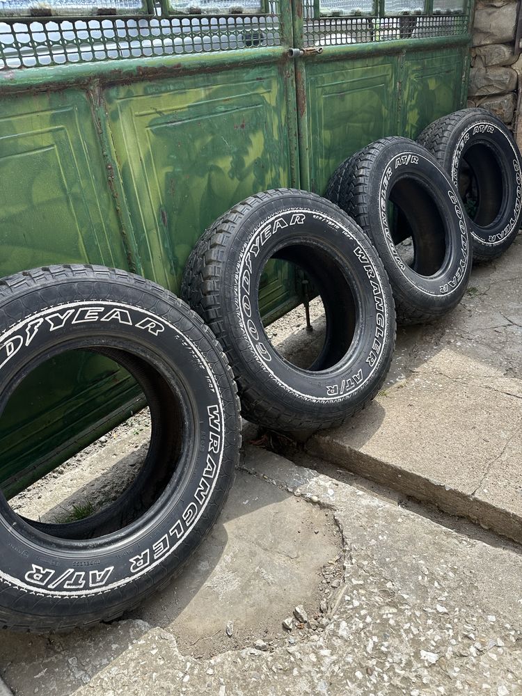 Гуми за джип R15 A/T