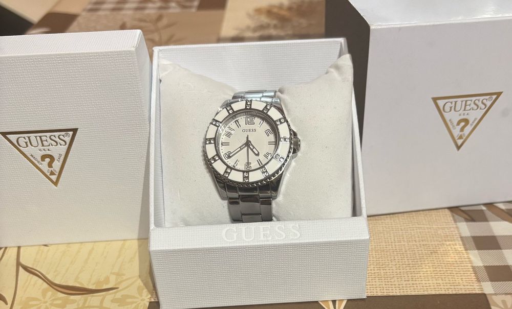 Ръчен дамски часовник GUESS