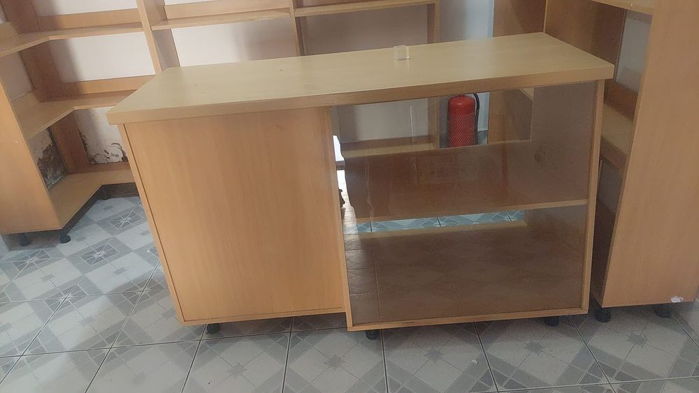 Vand rafturi si vitrine pentru marfă