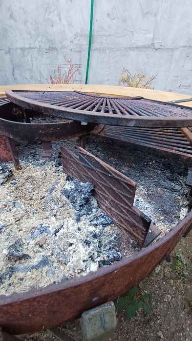 Grătar fier forjar lucrat manual, cu masă și husă