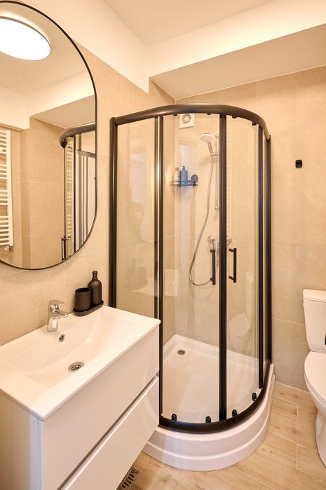 Ofer pentru inchiriere apartament 3 camere cu vedere frontala la mare