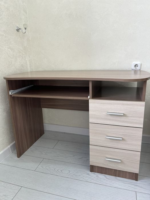 Срочно продам компьютерный стол, в хорошем состоянии!!