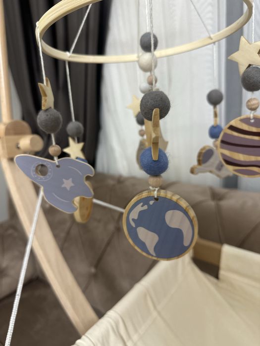 Дървена дрънкалка за бебешка кошара