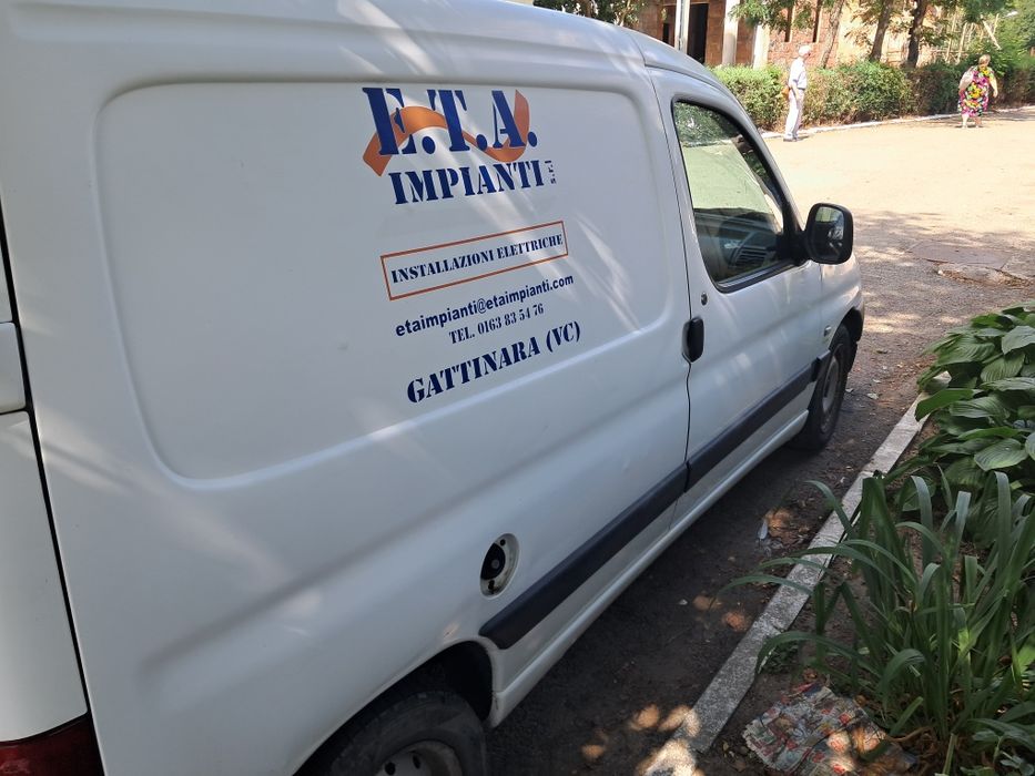 Vând  Peugeot Partner