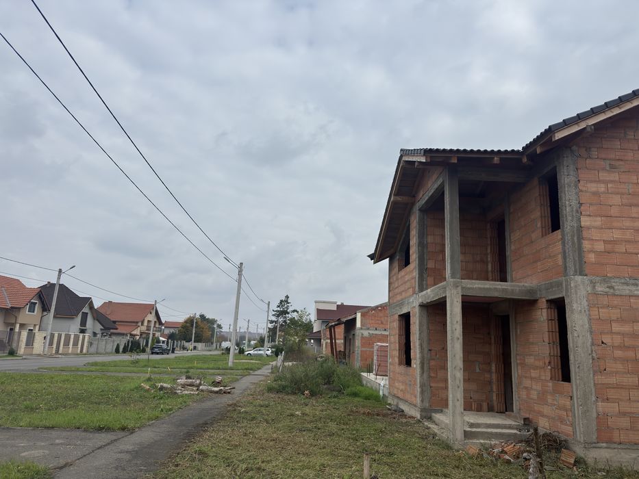 Vand casa la rosu intabulata cu teren propretate