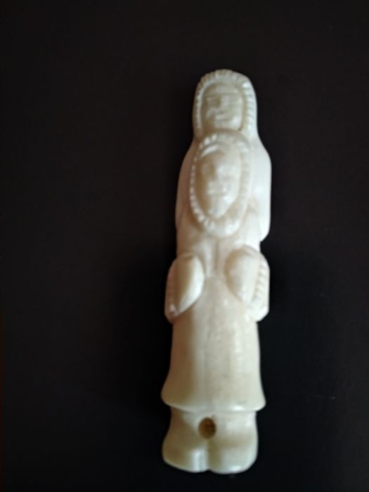 Небольшая статуэтка из кости моржа