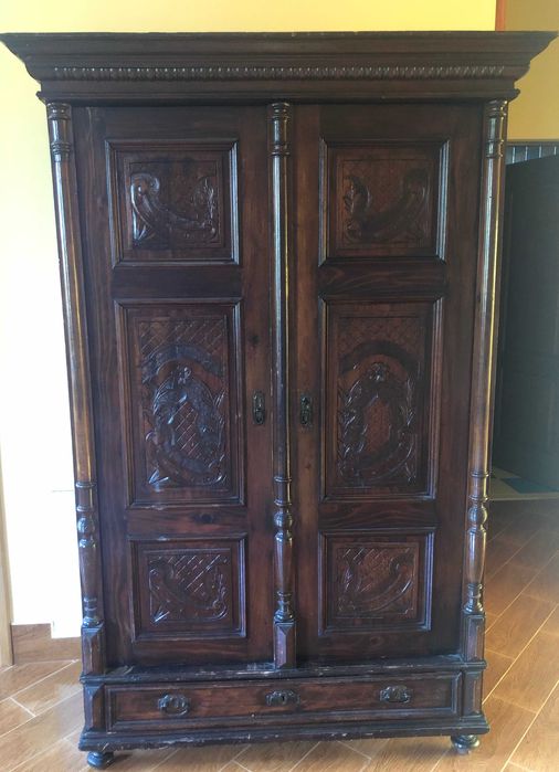 Vând dulap vechi în condiții foarte bune de peste 100 de ani