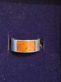 Продам серебрянное кольцо с натуральным янтарем за 15.000 тенге.
