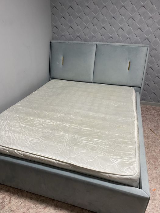 Продам  кровать мягкую с матрацом