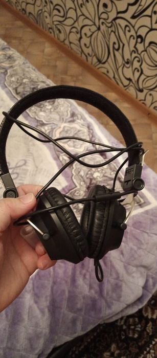 Наушник цвет черный