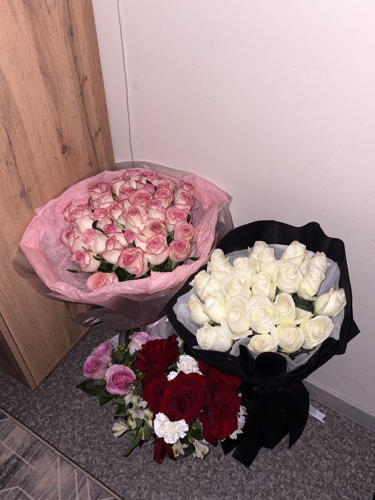 Розовые розы,пышный букет из 31 алых роз