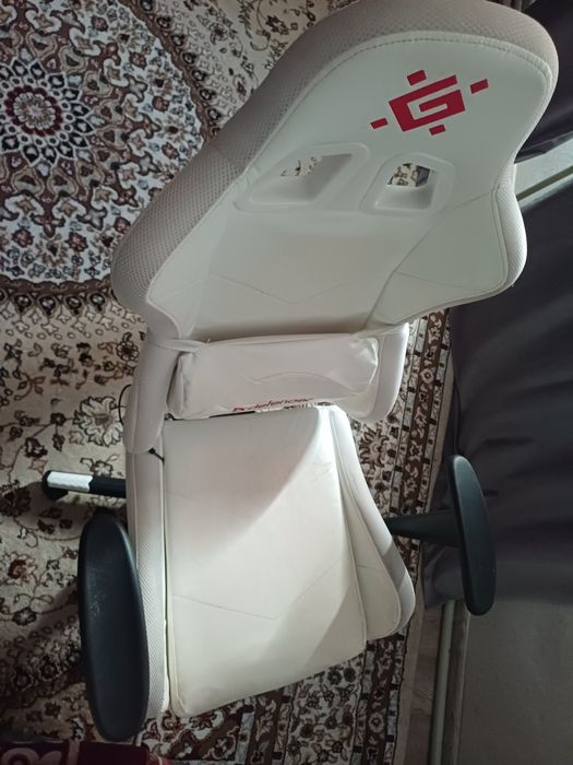 Игровой стол и стулья