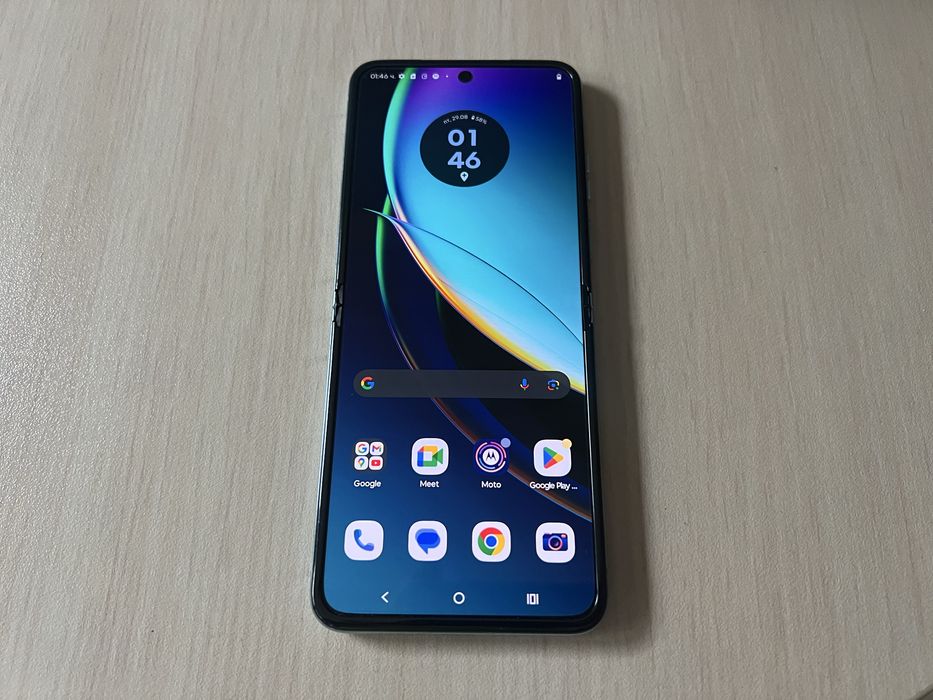 Продавам Motorola Razr 40 Ultra 256/8+4GB