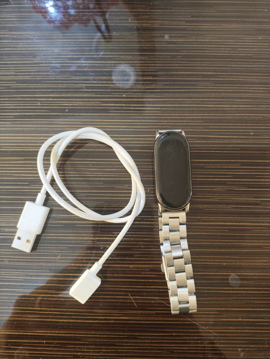 Продаю часы Mi Band 8
