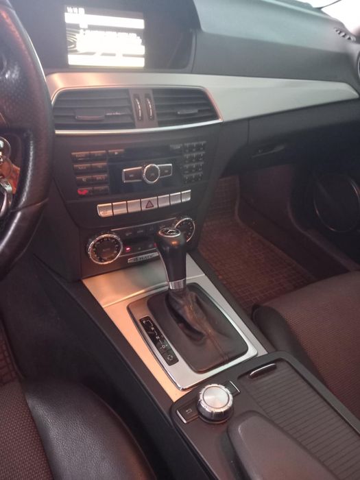 Vând Mercedes-Benz C