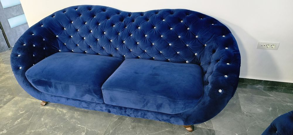 Vând două canapele, sunt  într-o stare foarte bună, extrem de putin fo