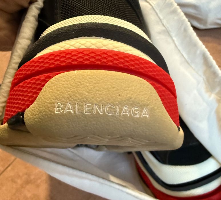 Нови обувки Balenciaga Triple S