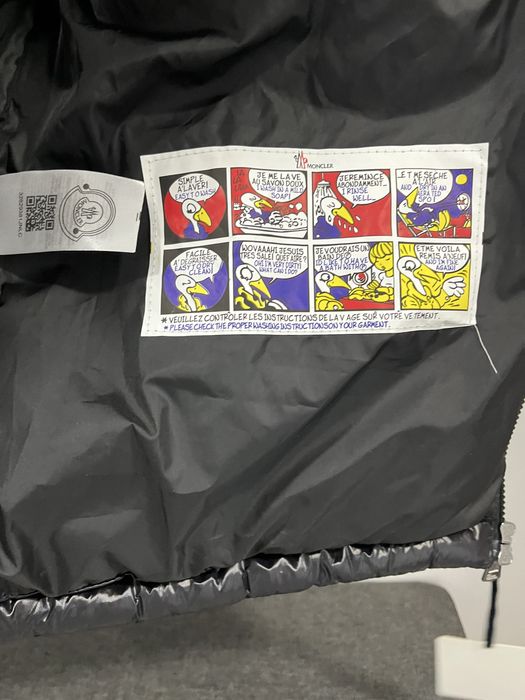 Яке на Moncler мат с червена лента