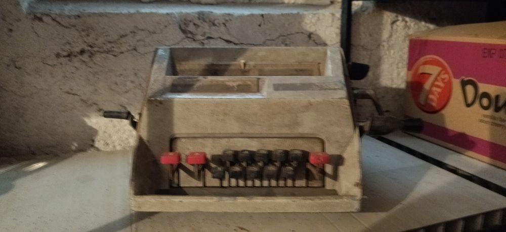 Стара печатна машина от времето на соца.