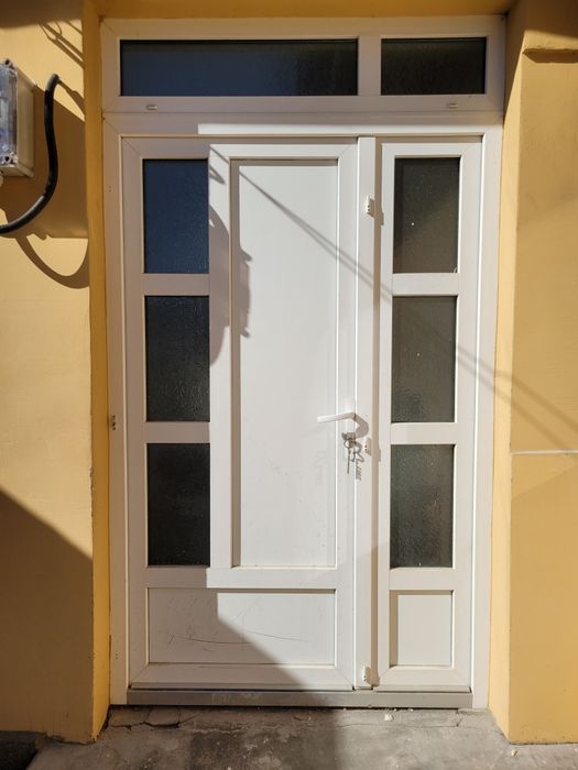Ușa termopan marca Rehau,înălțimea de 230 și lățimea de 130