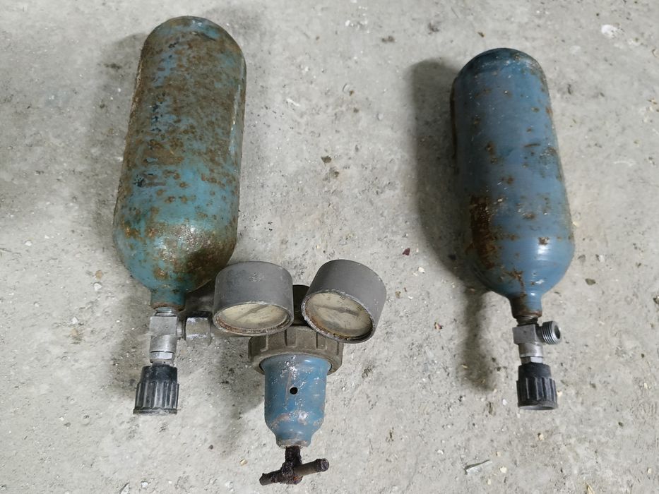 Продам кислородные баллоны 2 штук с редуктором