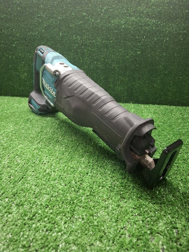 Безчетков саблен трион на Makita DJR187 със скорости