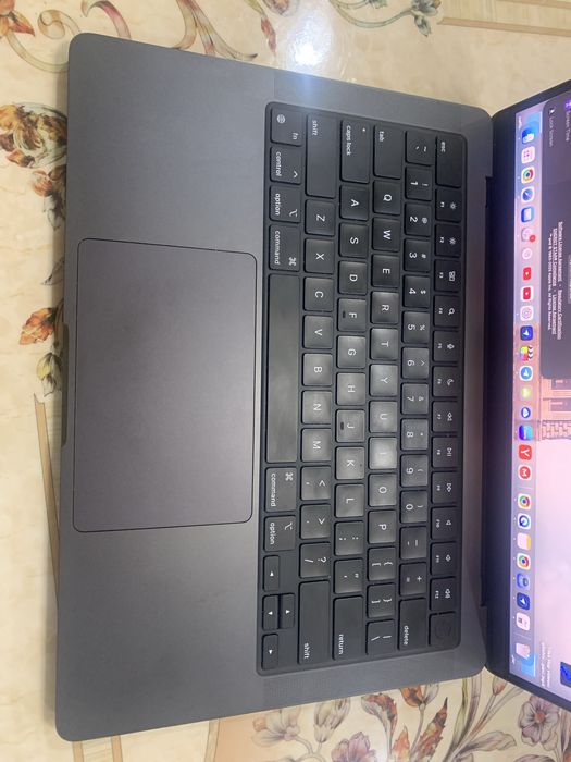 Macbook Pro M4  sotiladi yengide kop iwlatilmagan yengide turibti