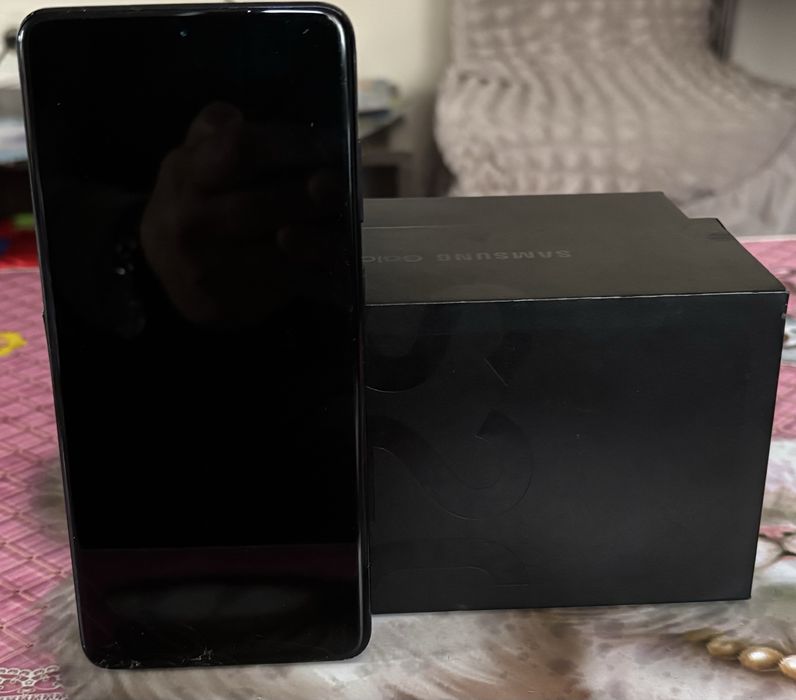 Продавам Samsung S20+